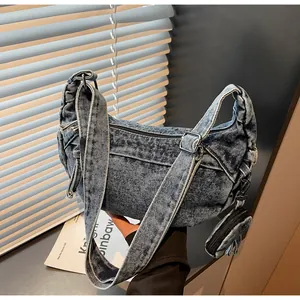 Detail der Vintage-Jeans-Hobo-Tasche mit verstellbarem Gurt und kleiner runder Münztasche