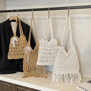 Handgewebte Baumwoll-Tote-Bags mit Fransen und Spitzenschleifen in Beige und Khaki