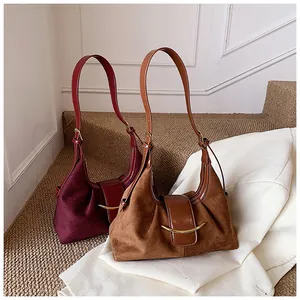 Détail de sacs à bandoulière plissés rétro en cuir couleur bordeaux et caramel