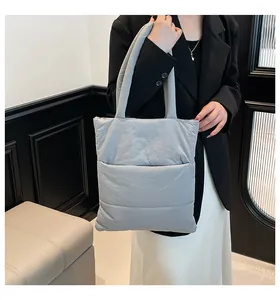 Dettaglio della borsa tote trapuntata grigio chiaro con trama imbottita e tessuto di nylon