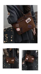 Détail du grand sac cabas vintage marron avec écussons décoratifs pomme et chien