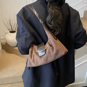Sac sous le bras en similicuir marron avec boucle dorée et design plissé élégant