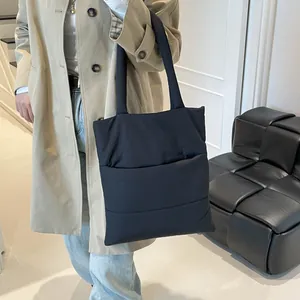 Borsa tote trapuntata nera minimalista da donna con design imbottito e alla moda