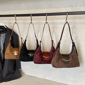 Sacs portés épaule rétro français en quatre couleurs avec finition en daim et boucles
