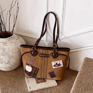 Sac Fourre-tout Femme Rétro PU Mat Grande Capacité Écussons Dessin Animé Broderie Pomme Chien Sac à Épaule pour Trajet Quotidien