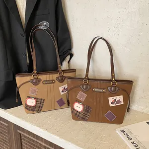 Sac fourre-tout vintage en daim marron avec patchs décoratifs et doubles poignées