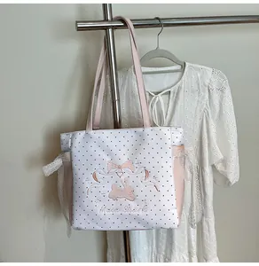 Détail de broderie lapin rose et texte Moon Shark sur sac fourre-tout à pois blancs