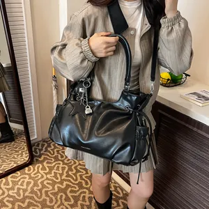 Sac cabas rétro en cuir huilé noir avec pendentif étoile et détail de verrou argenté