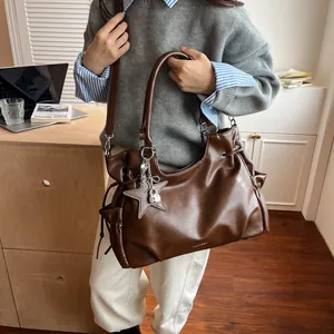Sac cabas vintage en cuir ciré marron avec pendentif étoile et cadenas pour femme