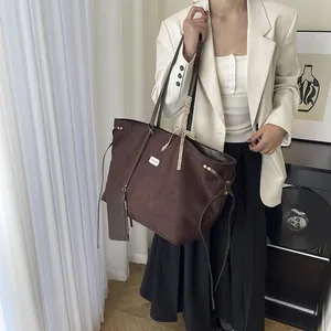 Retro dunkelbraune Tragetasche aus Wildlederimitat mit großem Fassungsvermögen und Etui
