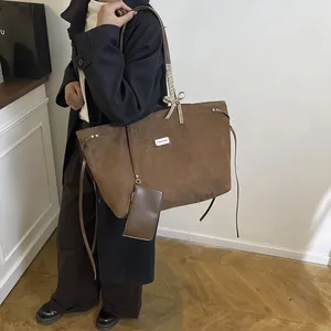 Minimalistische große braune Wildleder-Tragetasche mit modischem Anhänger und Schleife