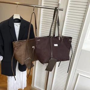 Minimalistisches Set aus Shopper-Taschen in Braun und Kaffee aus weichem Wildleder