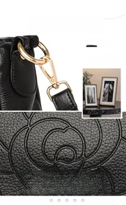 Détail du cuir gaufré rose noir avec ferrures dorées et texture imperméable de haute qualité