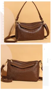 Détail du motif rose gaufré sur sac à bandoulière marron avec plusieurs fermetures