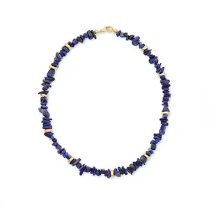Détail du collier en lapis-lazuli avec perles dorées et perles d'eau douce baroques
