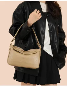 Détails de la rose en relief sur le sac bandoulière beige avec ferrures dorées