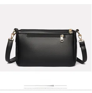 Vue arrière du sac à bandoulière en cuir grainé noir avec poche arrière zippée en métal