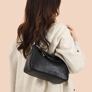 Sac à épaule élégant en cuir noir gaufré avec détails en métal doré chic