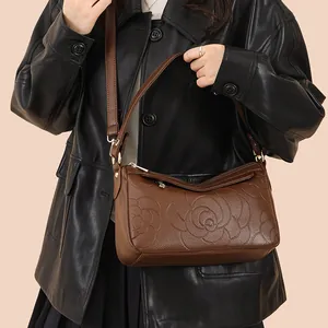 Sac bandoulière marron en similicuir avec motif rose en relief et doubles lanières