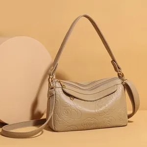 Sac à main beige gaufré rose avec plusieurs compartiments zippés et double bandoulière