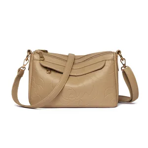 Sac bandoulière beige en similicuir avec gaufrage camélia et fermetures éclair dorées