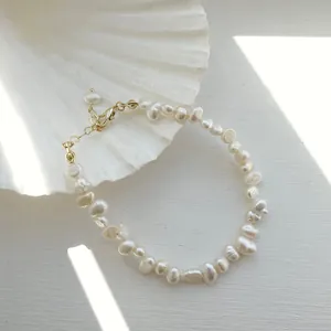 Détail d'un collier de perles baroques d'eau douce avec fermoir doré sur coquillage