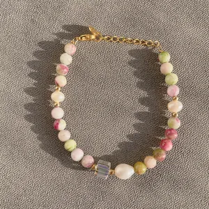 Vue détaillée du bracelet en pierres naturelles colorées avec perle et fermoir doré