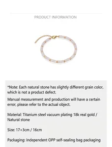 Detalle de cuentas de piedra natural con espaciadores de acero chapado en oro de 18k