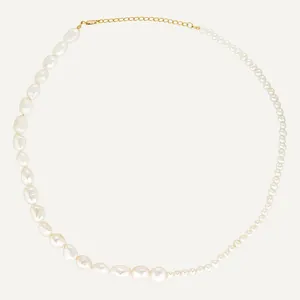 Détail du collier asymétrique avec grandes perles baroques et petites perles rondes