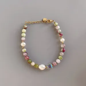 Bracelet en pierres naturelles colorées avec perle baroque et fermoir mousqueton doré
