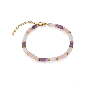 Detalle de pulsera de cuentas con piedras naturales púrpuras y rosas y cierre dorado