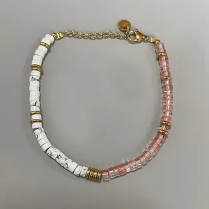 Vista detallada de la pulsera de cuentas con turquesa blanca, piedras rosas y cierre dorado