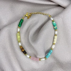 Detalle de pulsera de cuentas con piedras naturales, perlas y cierre de langosta dorado