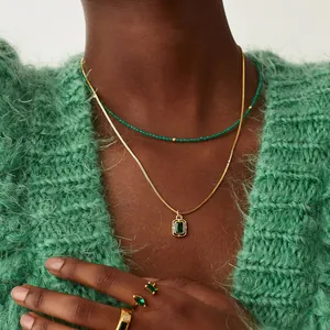 Ensemble collier de perles en pierre naturelle verte avec pendentif doré sur modèle