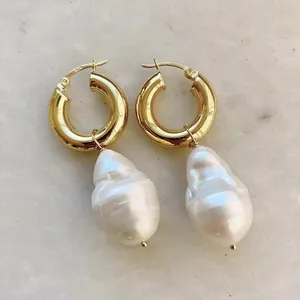 Boucles d'oreilles pendantes en perles baroques dorées avec clous en argent 925