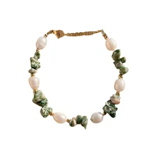Bracelet en perles d'eau douce et pierres vertes avec fermoir mousqueton ajustable