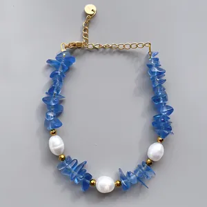 Détail du bracelet en perles d'eau douce et gravier bleu avec fermoir mousqueton doré