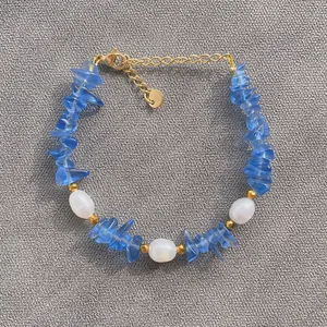 Détail du bracelet de plage avec éclats de pierre bleu mer et perles d'eau douce