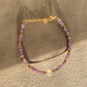 Bracelet élégant à perles mauves avec accents dorés et centre carré iridescent
