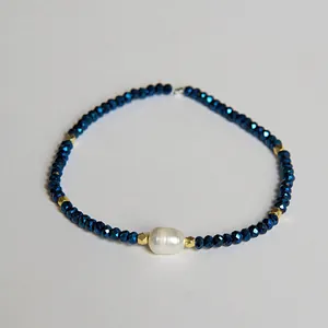 Bracelet en cristaux facettés bleu foncé avec perle baroque et perles dorées hexagonales