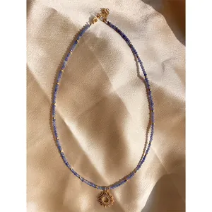 Exquisito collar con colgante de sol y cuentas de piedra natural en seda champán