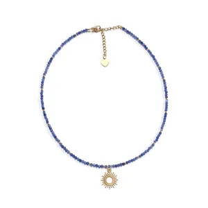 Collar de piedras azules con colgante de sol y detalle de corazón sobre fondo blanco