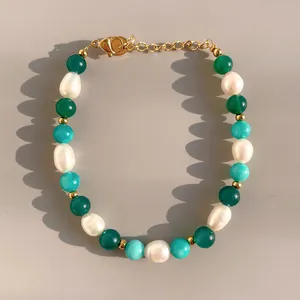 Détail du bracelet en perles d'eau douce avec perles vertes et bleues et fermoir doré