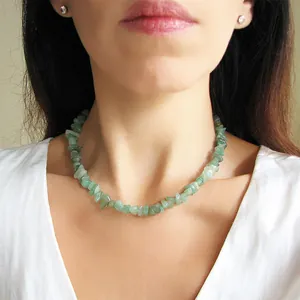 Gros plan d'un collier artisanal en éclats de pierre verte naturelle pour femme