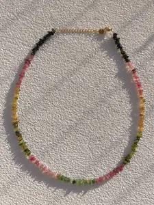 Détail d'un collier en éclats de tourmaline colorée avec chaîne réglable dorée et fermoir