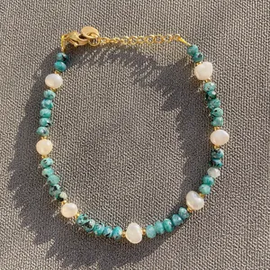 Vue détaillée du bracelet fait main avec pierres bleues et perles de culture baroques