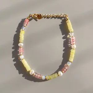 Détail macro du bracelet perlé bohème avec pierres naturelles et perles d'eau douce