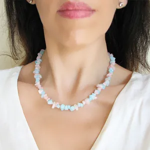 Vue détaillée du collier fait main en perles de gravier roses et bleues