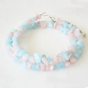 Détail du collier à deux couches en pierres naturelles rose et bleu avec fermoir réglable