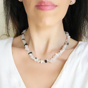 Détail du collier de plage fait main avec des pierres naturelles blanches et noires